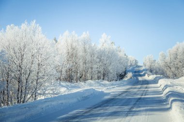 Norveç kışın beyaz bir yol ile güzel bir manzara