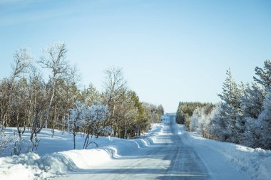 Norveç kışın beyaz bir yol ile güzel bir manzara