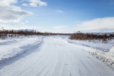 Norveç kışın beyaz bir yol ile güzel bir manzara