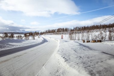 Norveç kışın beyaz bir yol ile güzel bir manzara