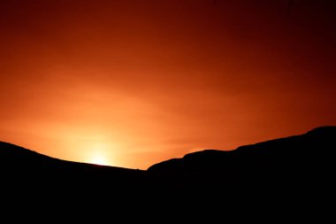 Dağlar yukarıda bir güzel, sanatsal, renkli günbatımı-Norveç'te