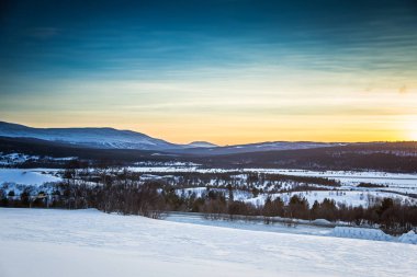 Dağlar yukarıda bir güzel, sanatsal, renkli günbatımı-Norveç'te