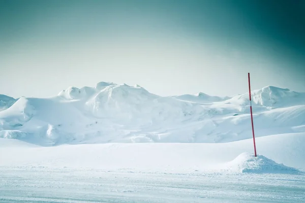 Un bellissimo paesaggio con una strada bianca nell'inverno norvegese — Foto Stock