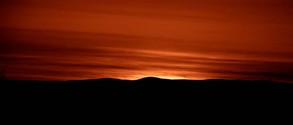 Un magnifique coucher de soleil artistique et coloré en Norvège au-dessus des montagnes — Photo