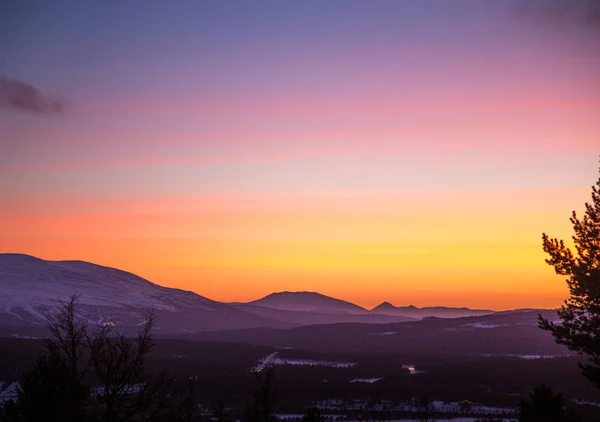 Um pôr do sol bonito, artístico e colorido na Noruega acima das montanhas — Fotografia de Stock