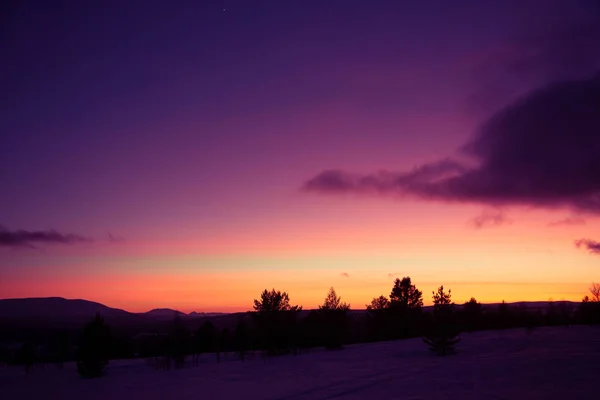 Um pôr do sol bonito, artístico e colorido na Noruega acima das montanhas — Fotografia de Stock