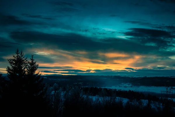 Um pôr do sol bonito, artístico e colorido na Noruega acima das montanhas — Fotografia de Stock
