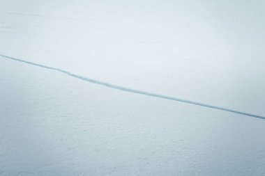 Norveç kışın donmuş nehir boyunca güzel bir kırık buz