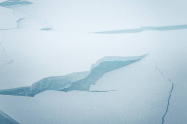 Norveç kışın donmuş nehir boyunca güzel bir kırık buz
