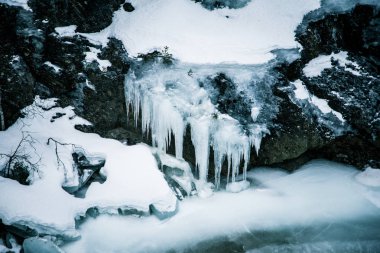Norveç kışın donmuş Nehri boyunca bir güzel buz oluşumları