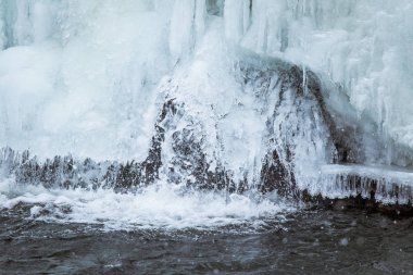 Snowy Norveç kış günü bir donmuş şelale güzel bir manzara
