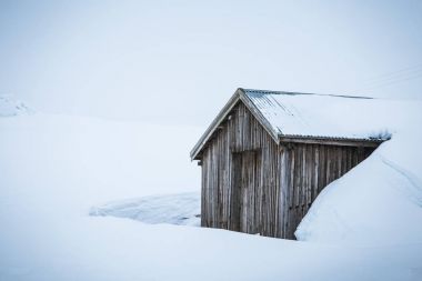 Norveç'te karda bir ev güzel, minimalist bir manzara