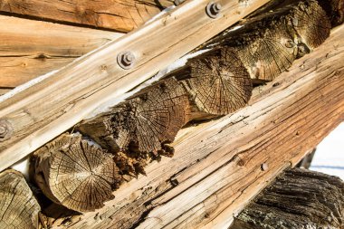 Eski, terk edilmiş bir bakır snowy Norveç manzarada bina benim