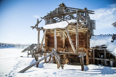 Eski, terk edilmiş bir bakır snowy Norveç manzarada bina benim