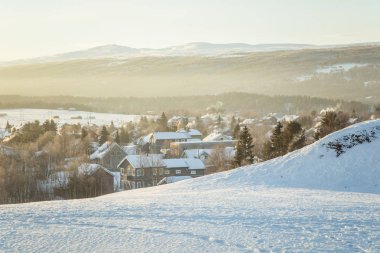 Bir işaret fişeği ile gündoğumu sırasında küçük bir Norveç kasaba güzel sabah Panoraması ve sıcak bakmak