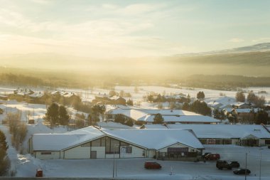 Bir işaret fişeği ile gündoğumu sırasında küçük bir Norveç kasaba güzel sabah Panoraması ve sıcak bakmak