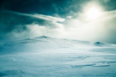 Snowy Norveç Hills güzel, minimalist bir manzara. Temiz, ışık, yüksek anahtar, dekoratif bir görünüm.