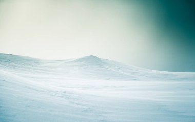 Snowy Norveç Hills güzel, minimalist bir manzara. Temiz, ışık, yüksek anahtar, dekoratif bir görünüm.