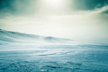 Snowy Norveç Hills güzel, minimalist bir manzara. Temiz, ışık, yüksek anahtar, dekoratif bir görünüm.