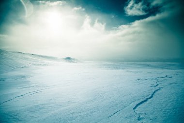 Snowy Norveç Hills güzel, minimalist bir manzara. Temiz, ışık, yüksek anahtar, dekoratif bir görünüm.