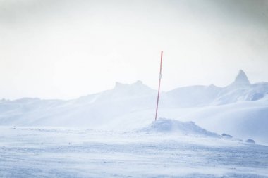 Düz, karlı Norveç alan güzel, minimalist bir manzara. Temiz, ışık, yüksek anahtar, dekoratif bir görünüm.