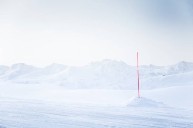 Düz, karlı Norveç alan güzel, minimalist bir manzara. Temiz, ışık, yüksek anahtar, dekoratif bir görünüm.