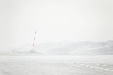 Düz, karlı Norveç alan güzel, minimalist bir manzara. Temiz, ışık, yüksek anahtar, dekoratif bir görünüm.