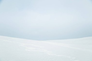 Düz, karlı Norveç alan güzel, minimalist bir manzara. Temiz, ışık, yüksek anahtar, dekoratif bir görünüm.