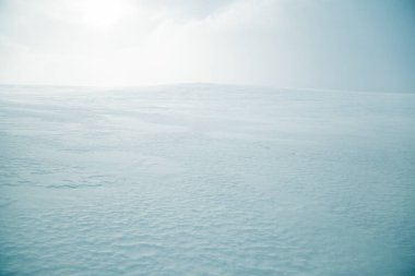 Düz, karlı Norveç alan güzel, minimalist bir manzara. Temiz, ışık, yüksek anahtar, dekoratif bir görünüm.