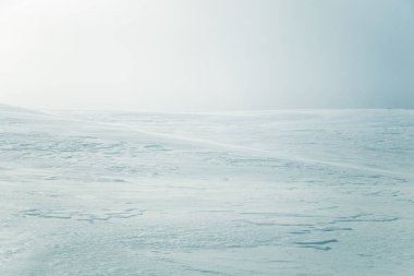 Düz, karlı Norveç alan güzel, minimalist bir manzara. Temiz, ışık, yüksek anahtar, dekoratif bir görünüm.