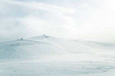 Düz, karlı Norveç alan güzel, minimalist bir manzara. Temiz, ışık, yüksek anahtar, dekoratif bir görünüm.