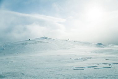 Düz, karlı Norveç alan güzel, minimalist bir manzara. Temiz, ışık, yüksek anahtar, dekoratif bir görünüm.