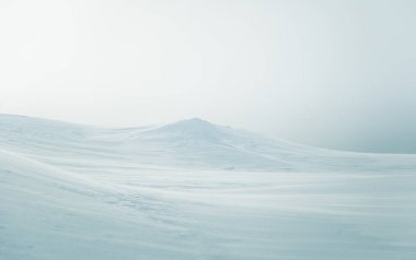 Düz, karlı Norveç alan güzel, minimalist bir manzara. Temiz, ışık, yüksek anahtar, dekoratif bir görünüm.