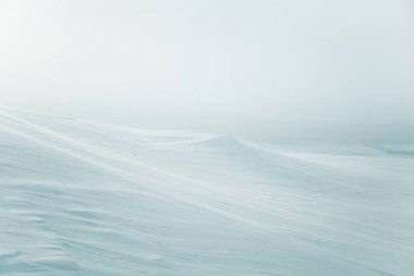 Düz, karlı Norveç alan güzel, minimalist bir manzara. Temiz, ışık, yüksek anahtar, dekoratif bir görünüm.