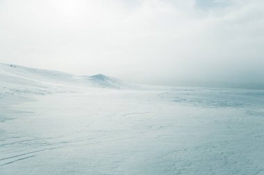 Düz, karlı Norveç alan güzel, minimalist bir manzara. Temiz, ışık, yüksek anahtar, dekoratif bir görünüm.