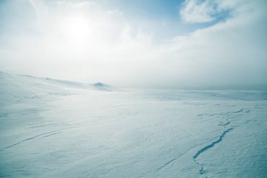 Düz, karlı Norveç alan güzel, minimalist bir manzara. Temiz, ışık, yüksek anahtar, dekoratif bir görünüm.