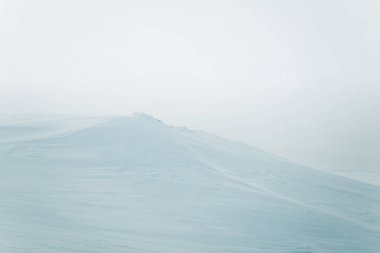 Düz, karlı Norveç alan güzel, minimalist bir manzara. Temiz, ışık, yüksek anahtar, dekoratif bir görünüm.