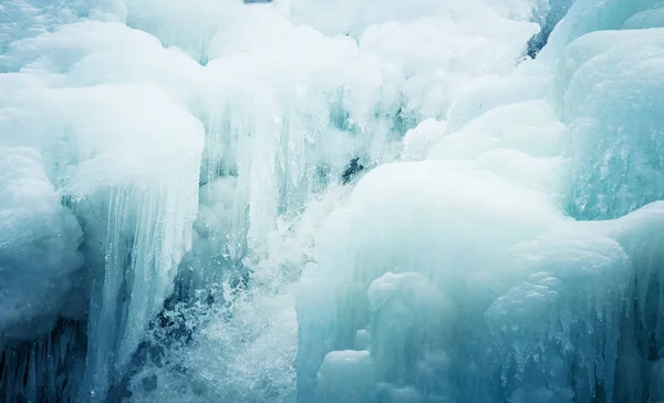 Un bel primo piano di una cascata ghiacciata nell'inverno norvegese — Foto Stock