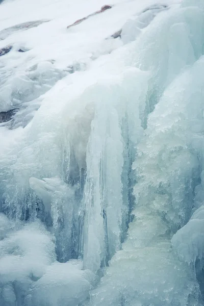 Un bel primo piano di una cascata ghiacciata nell'inverno norvegese — Foto Stock