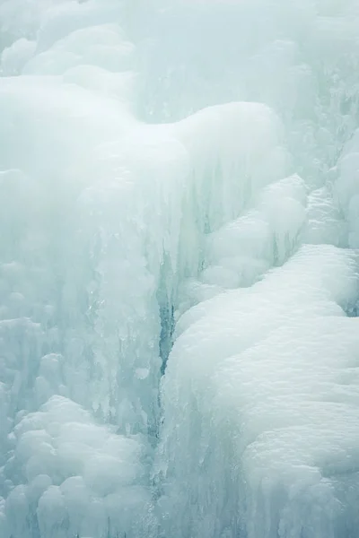 Egy szép részlete a norvég téli fagyasztott vízesés — Stock Fotó