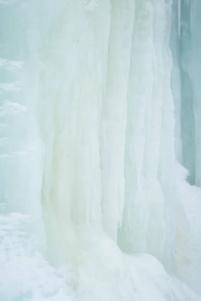 A beautiful close-up of a frozen waterfall in the Norwegian winter — Stock Photo, Image