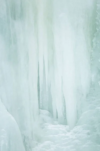 Un bel primo piano di una cascata ghiacciata nell'inverno norvegese — Foto Stock