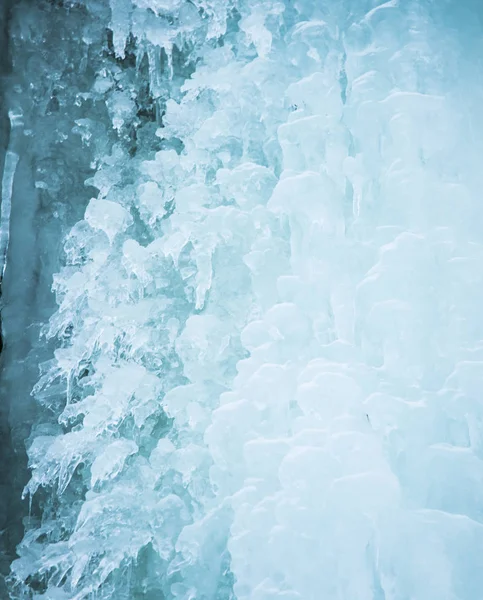 Красивый крупный план замерзшего водопада зимой — стоковое фото