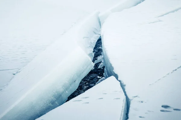 Um belo gelo rachado ao longo do rio congelado no inverno norueguês — Fotografia de Stock