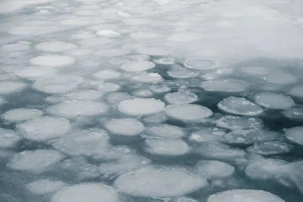 Egy szép jég formációk a fagyasztott folyó mentén, a norvég téli — Stock Fotó
