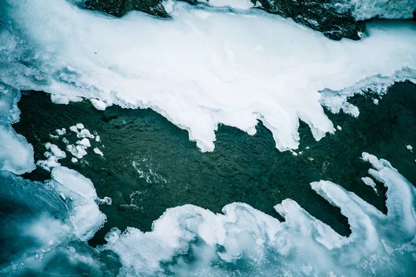 Norveç kışın donmuş Nehri boyunca bir güzel buz oluşumları — Stok fotoğraf