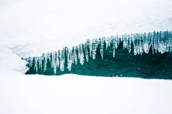 Una bella formazione di ghiaccio lungo il fiume ghiacciato in inverno norvegese — Foto Stock