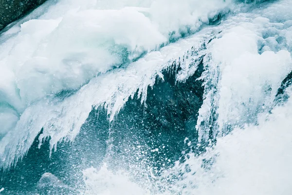 Una bella formazione di ghiaccio lungo il fiume ghiacciato in inverno norvegese — Foto Stock