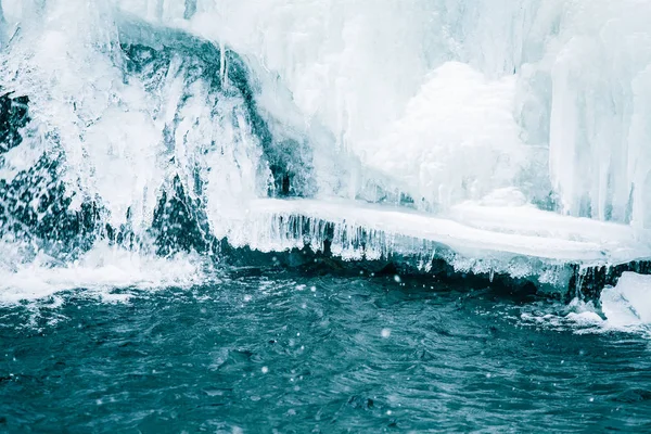 Красиві льодовиковий утворень вздовж річки заморожених Норвезька взимку — стокове фото
