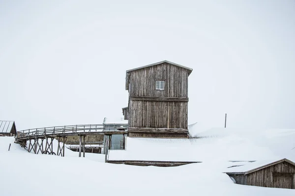 Een prachtige, minimalistische landschap van een huis in de sneeuw in Noorwegen — Stockfoto